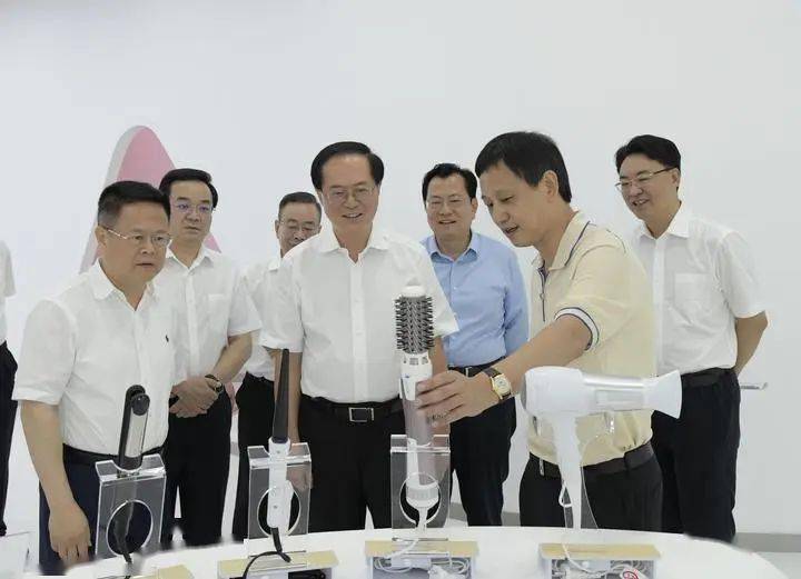 省委书记车俊在宁波调研，来我司考察指导工作，郑栅洁陪同